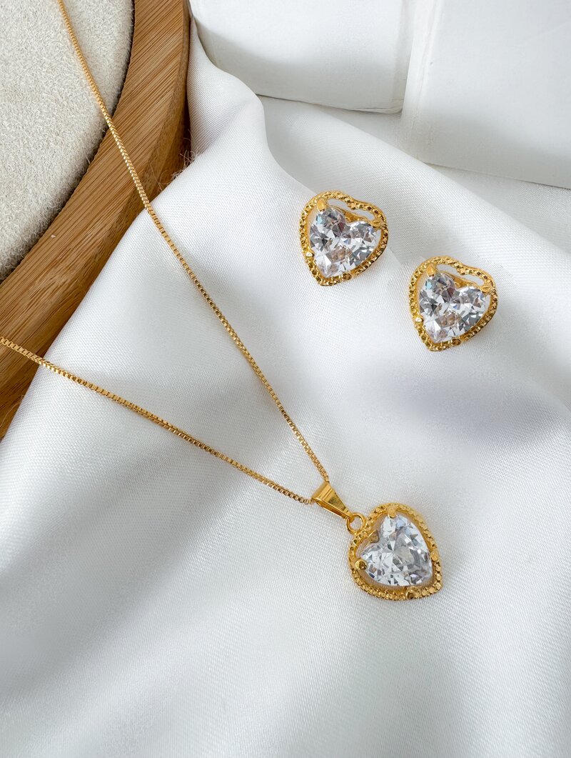 Conjunto Colar e Brinco Folheado a Ouro 18k Coração com Zircônia Cristal
