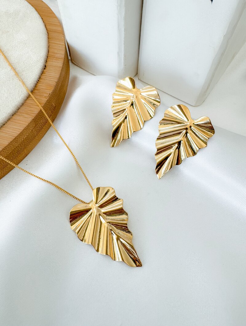Conjunto Colar e Brinco Folheado a Ouro 18K Coração Martelado