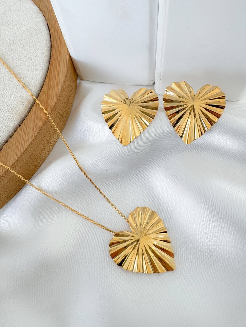 Conjunto Colar e Brinco Folheado a Ouro 18k Coração Martelado