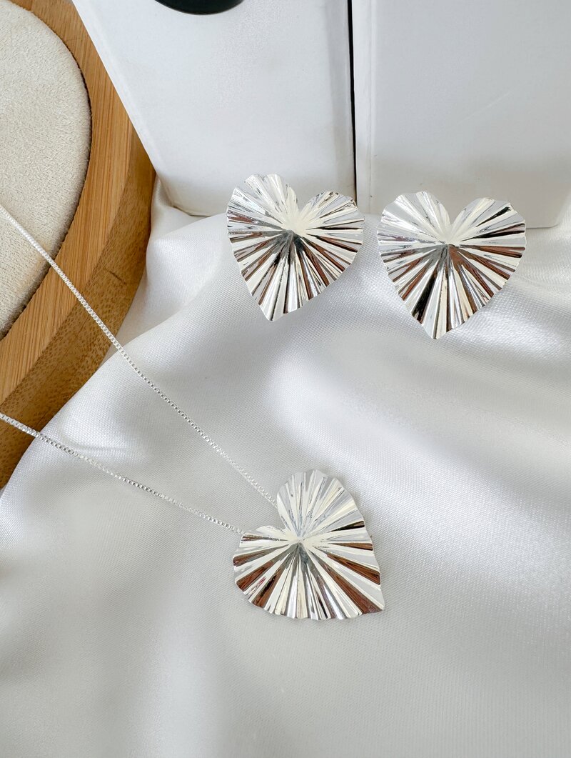 Conjunto Colar e Brinco Folheado a Ouro 18k Coração Martelado