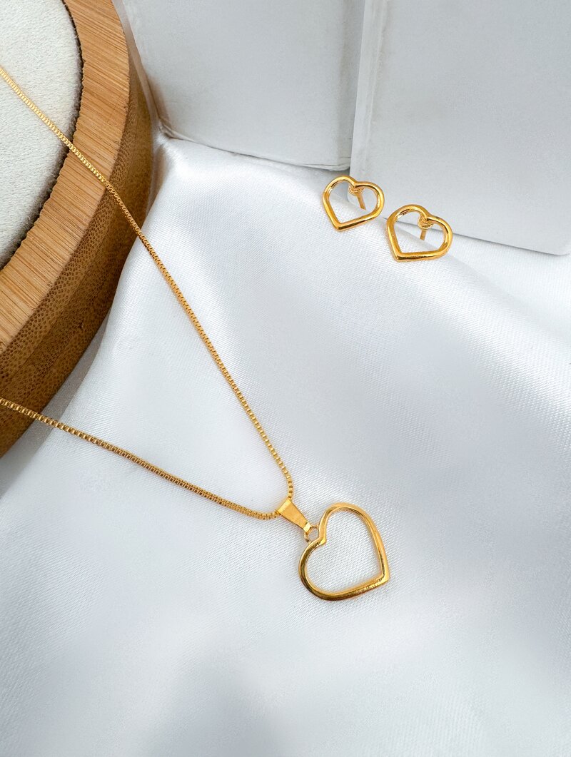 Conjunto Colar e Brinco Folheado a Ouro 18k Coração Minimalista