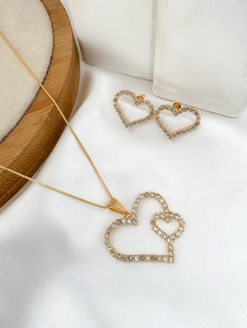 Conjunto Colar e Brinco Folheado a Ouro 18k Coração Vazado Cravejado