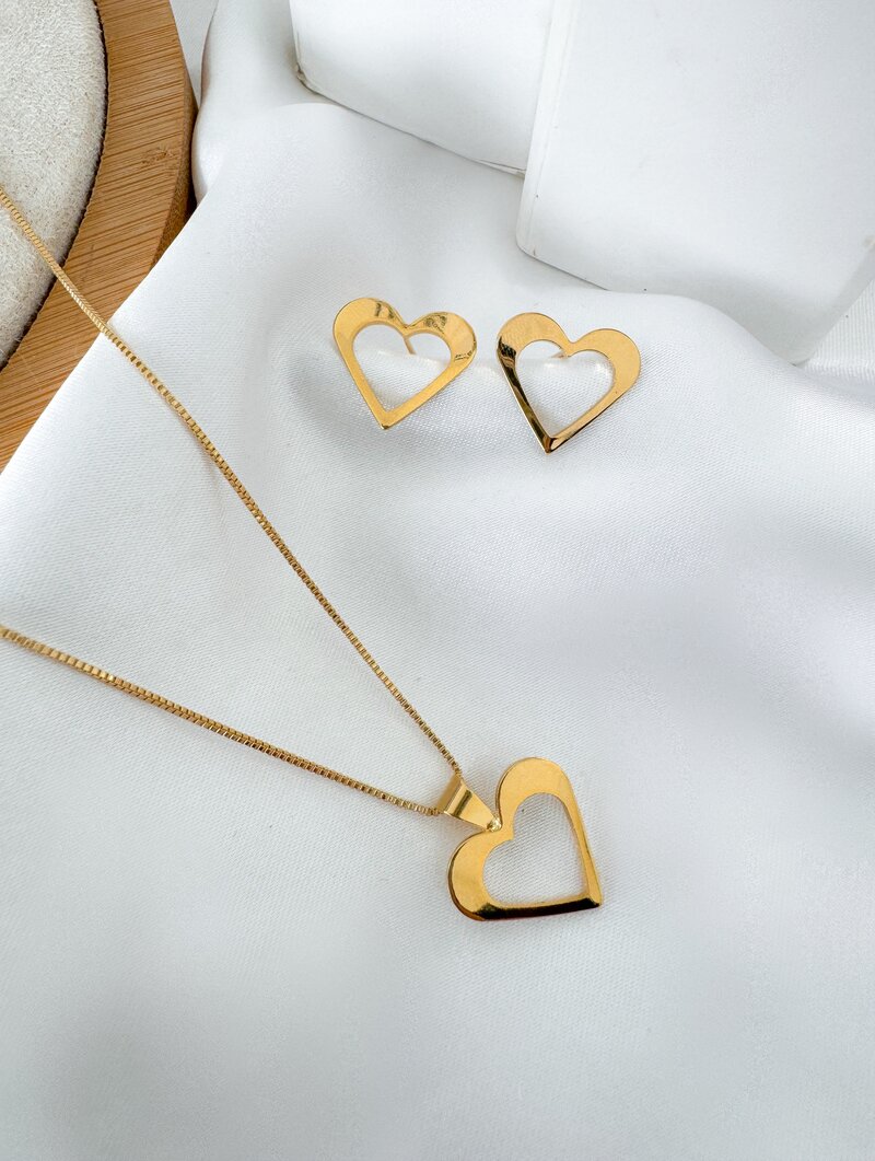 Conjunto Colar e Brinco Folheado a Ouro 18k Coração Vazado Liso