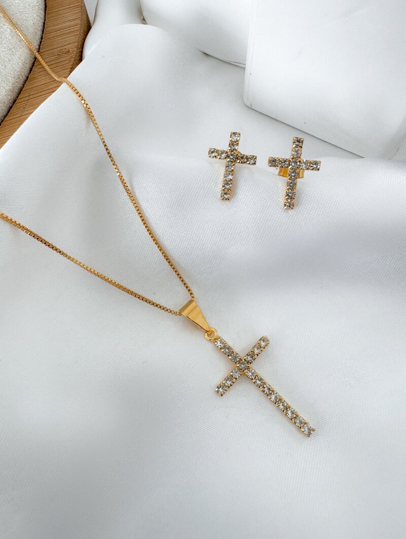 Conjunto Colar e Brinco Folheado a Ouro 18k Crucifixo Cravejado