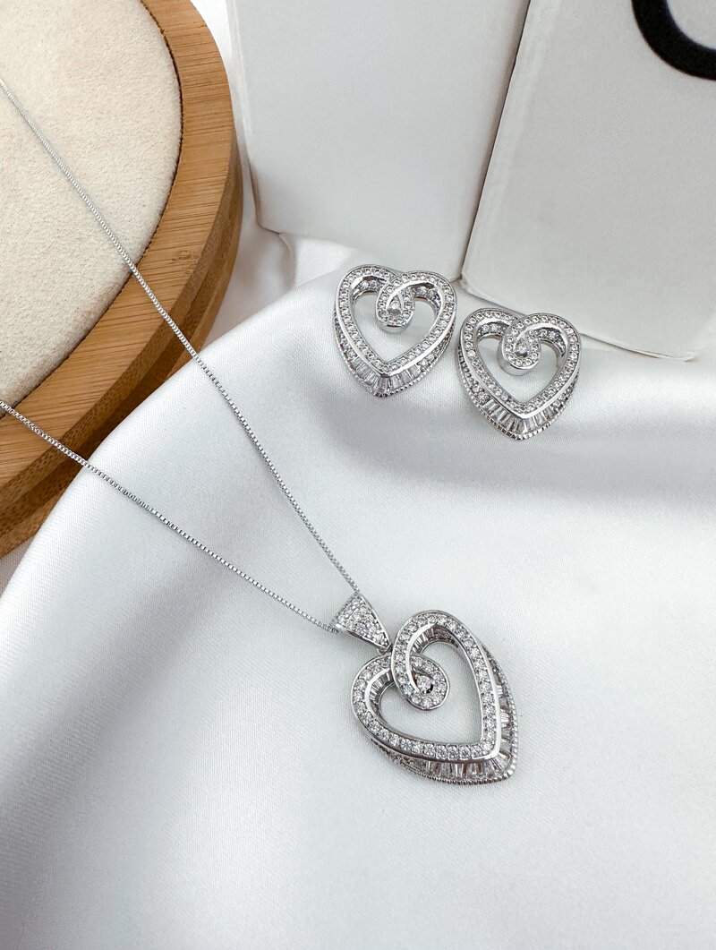 Conjunto Colar e Brinco Folheado a Ouro 18K e a Prata Coração Duplo com Navetes e Zirconias