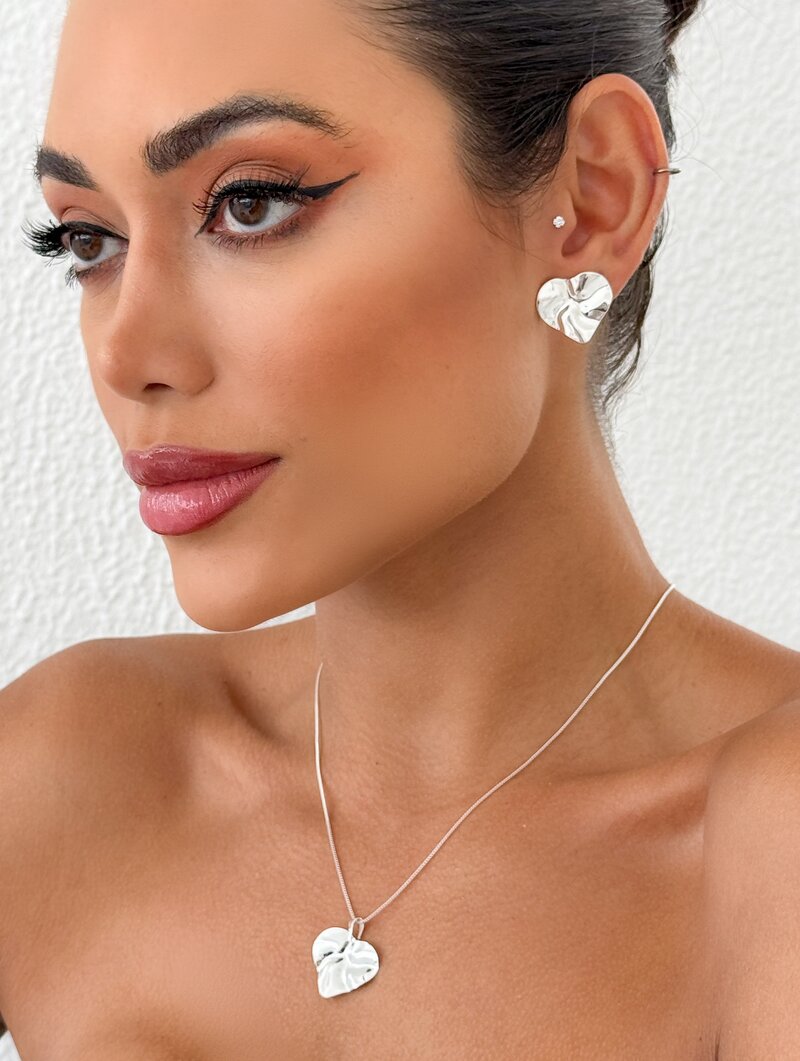 Conjunto Colar e Brinco Folheado a Ouro 18K e Prata 925 Coração Liso Martelado