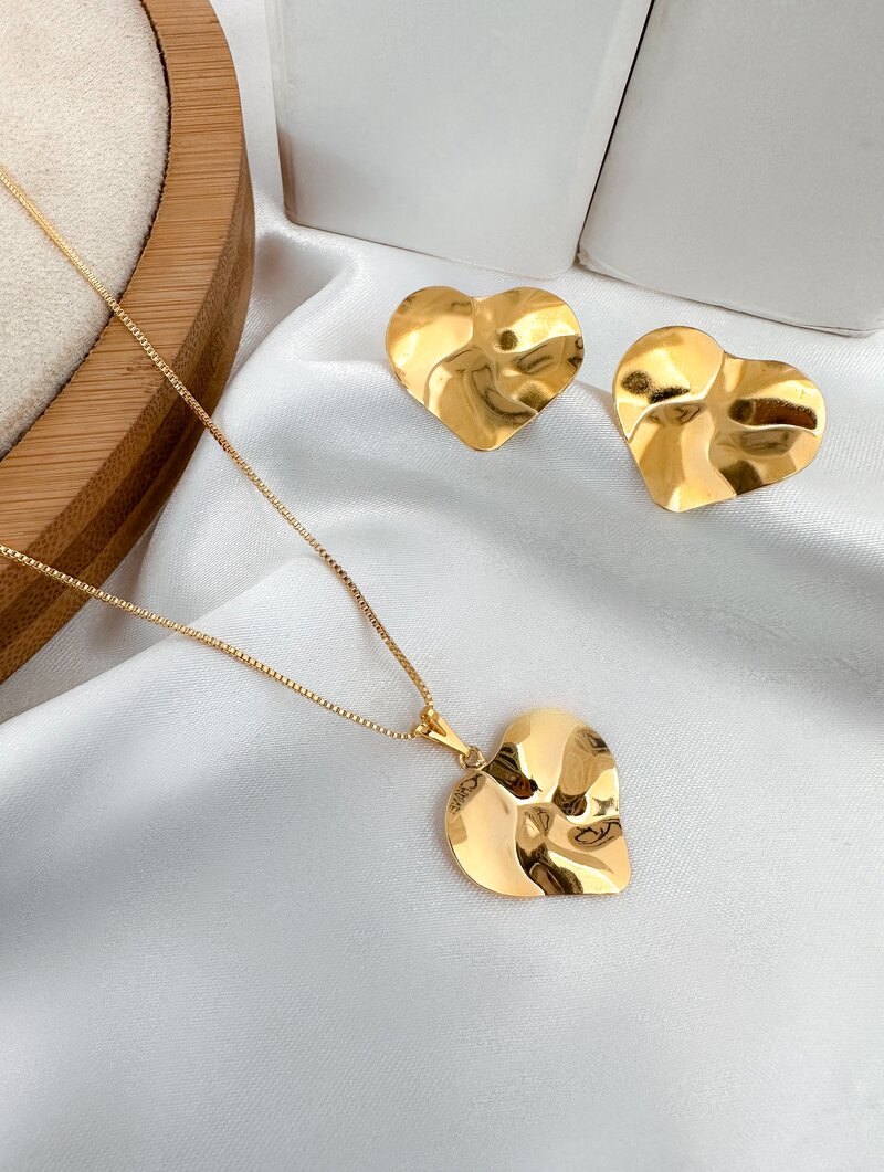 Conjunto Colar e Brinco Folheado a Ouro 18K e Prata 925 Coração Liso Martelado