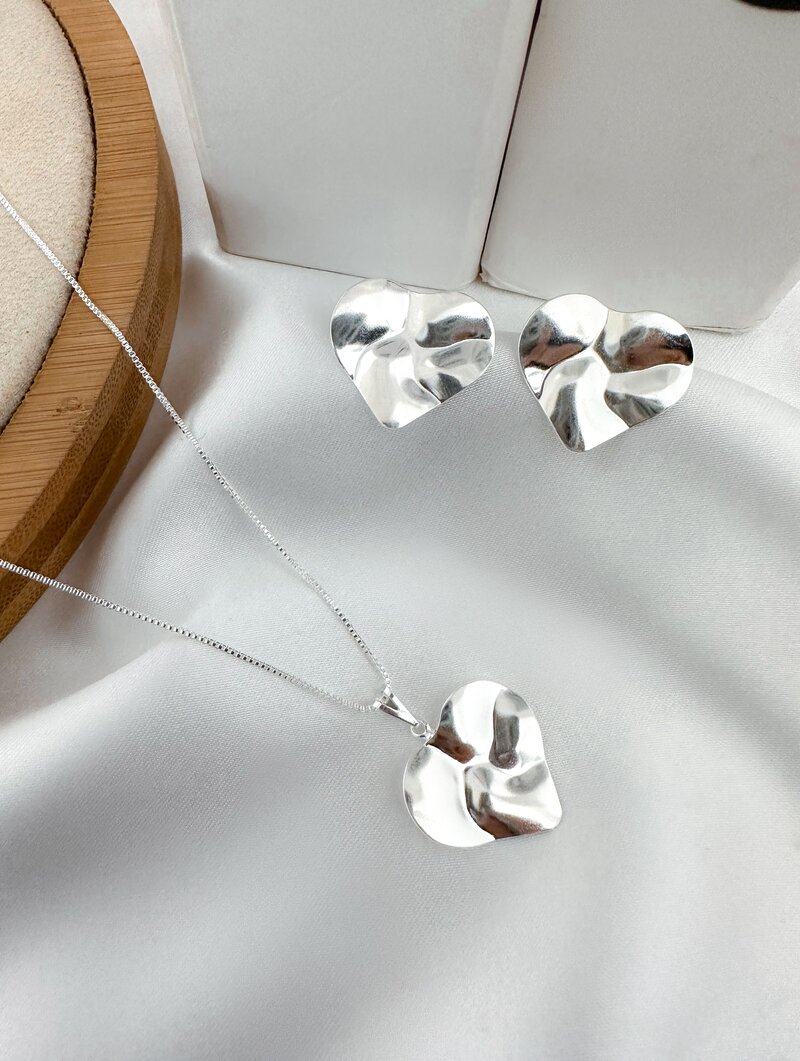 Conjunto Colar e Brinco Folheado a Ouro 18K e Prata 925 Coração Liso Martelado