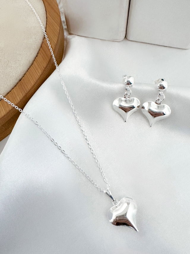 conjunto colar e brinco folheado a ouro 18k e prata 925 coração pontudo.