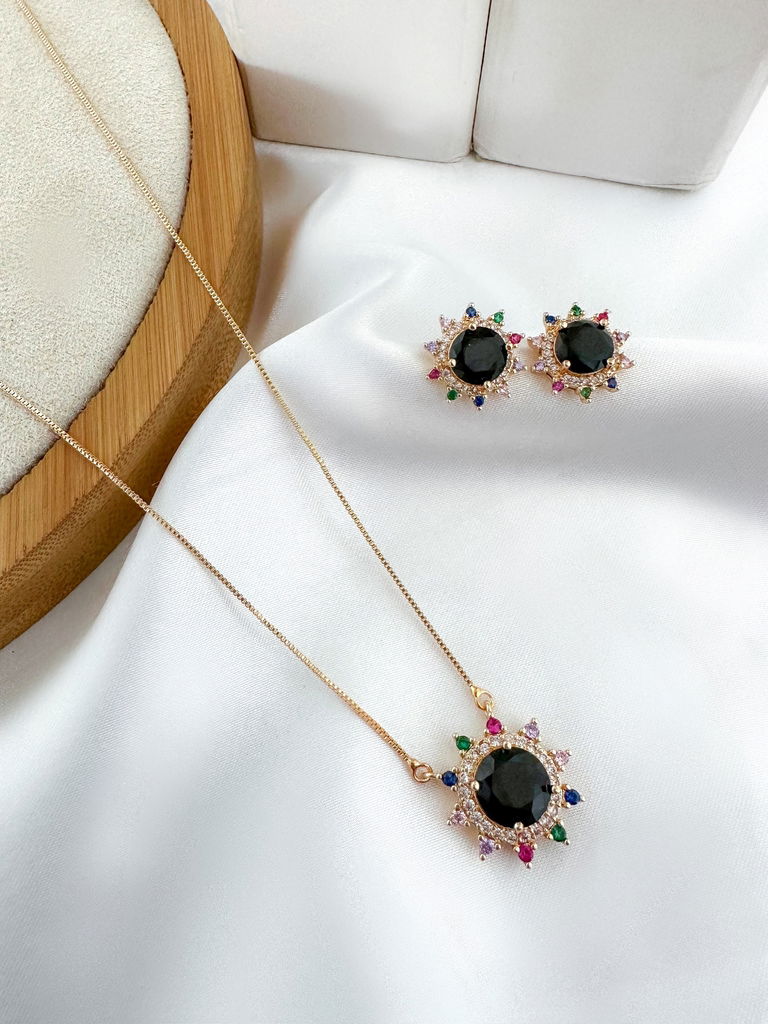 conjunto colar e brinco folheado a ouro 18k e prata 925 flor cravejada com ponto de luz central