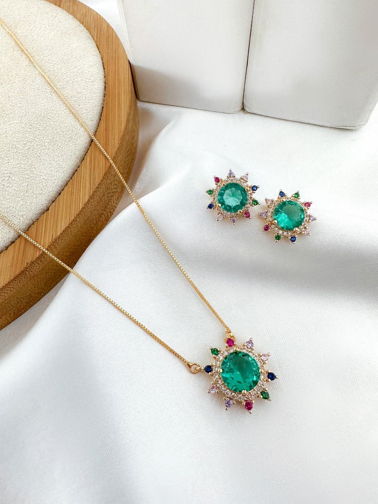 conjunto colar e brinco folheado a ouro 18k e prata 925 flor cravejada com ponto de luz central