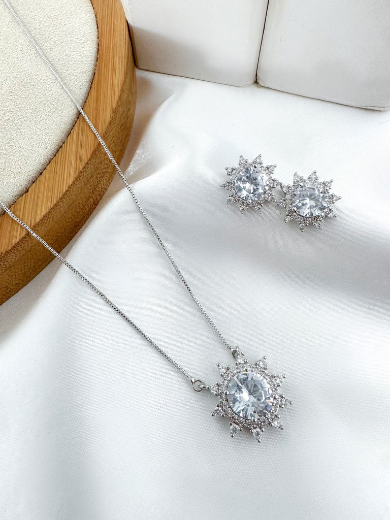 conjunto colar e brinco folheado a ouro 18k e prata 925 flor cravejada com ponto de luz central