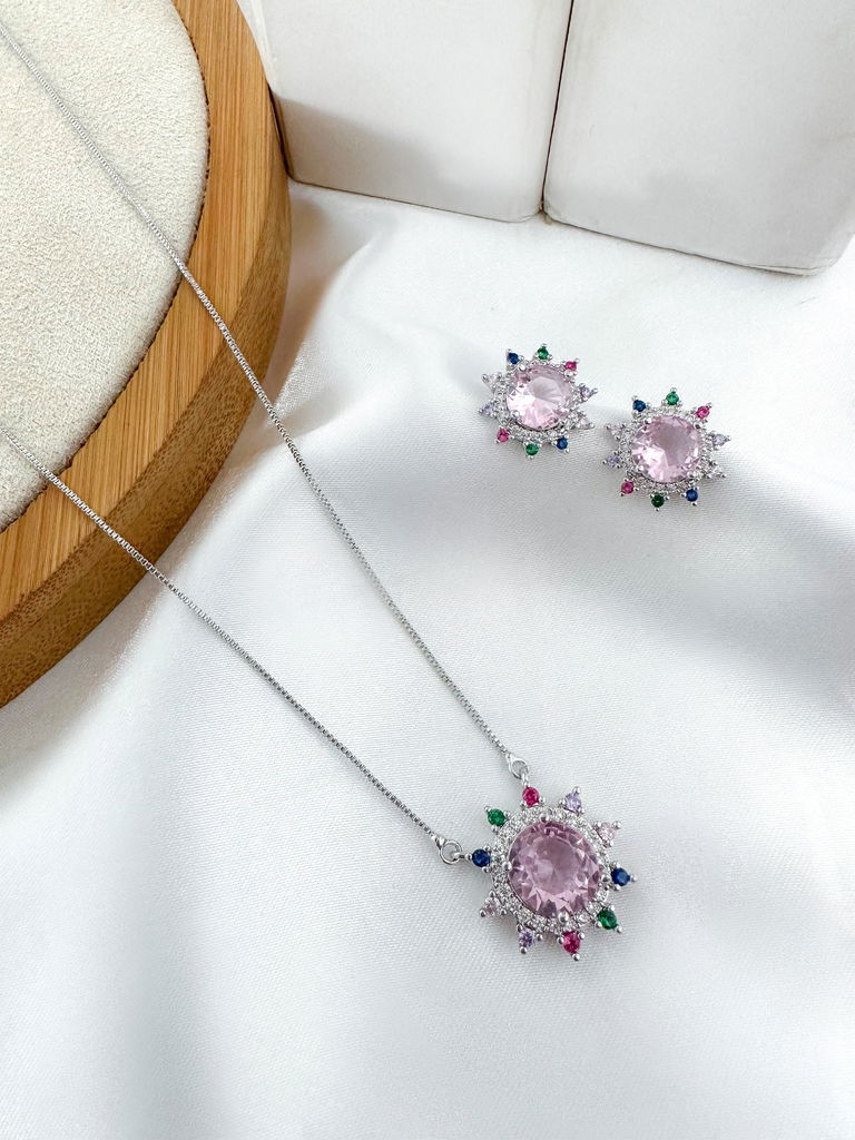 conjunto colar e brinco folheado a ouro 18k e prata 925 flor cravejada com ponto de luz central
