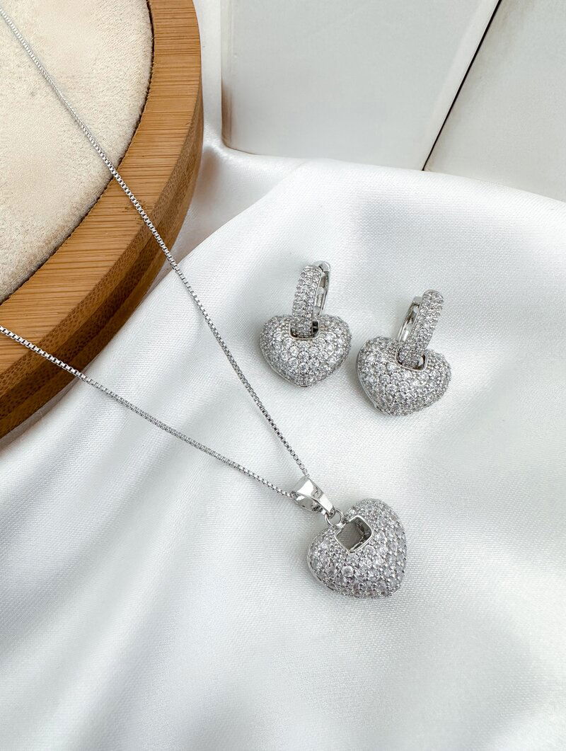 Conjunto Colar e Brinco Folheado a Ouro 18k e Prata Argolinha com Coração Cravejado