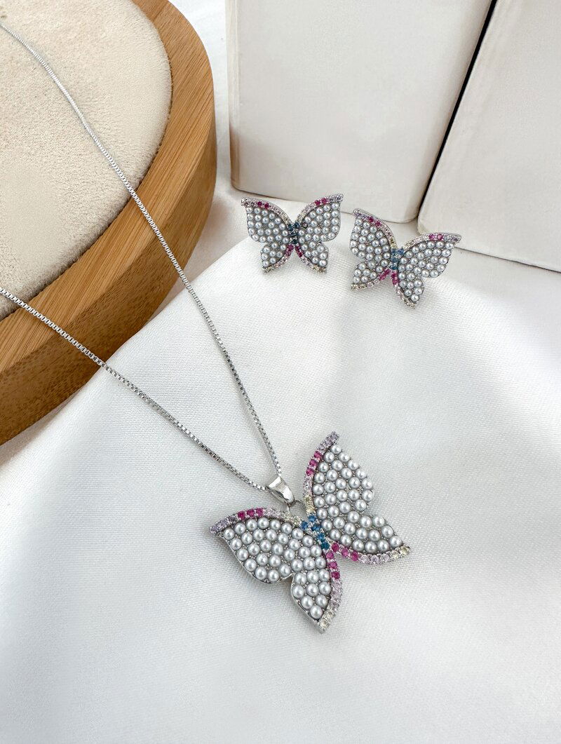 Conjunto Colar e Brinco Folheado a Ouro 18k e Prata Borboleta com Micro Pérolas e Detalhe Cravejado