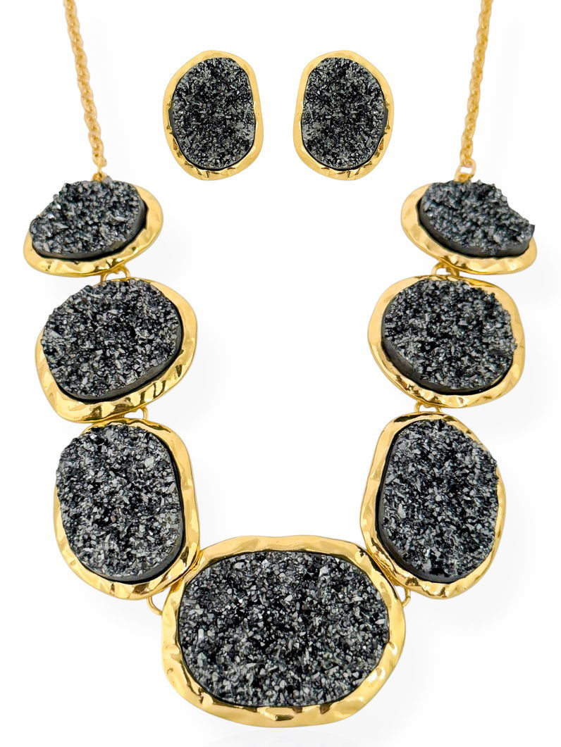 Conjunto Colar e Brinco Folheado a Ouro 18k e Prata Borda Martelado Com Cristal Preto