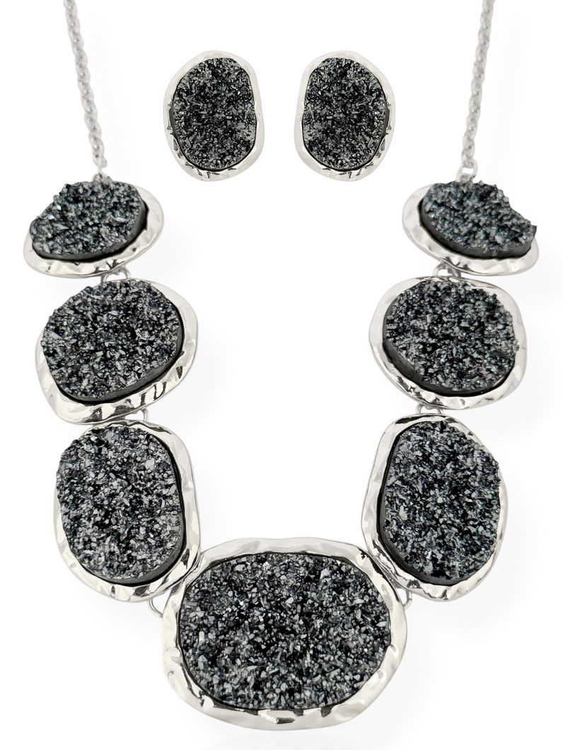 Conjunto Colar e Brinco Folheado a Ouro 18k e Prata Borda Martelado Com Cristal Preto