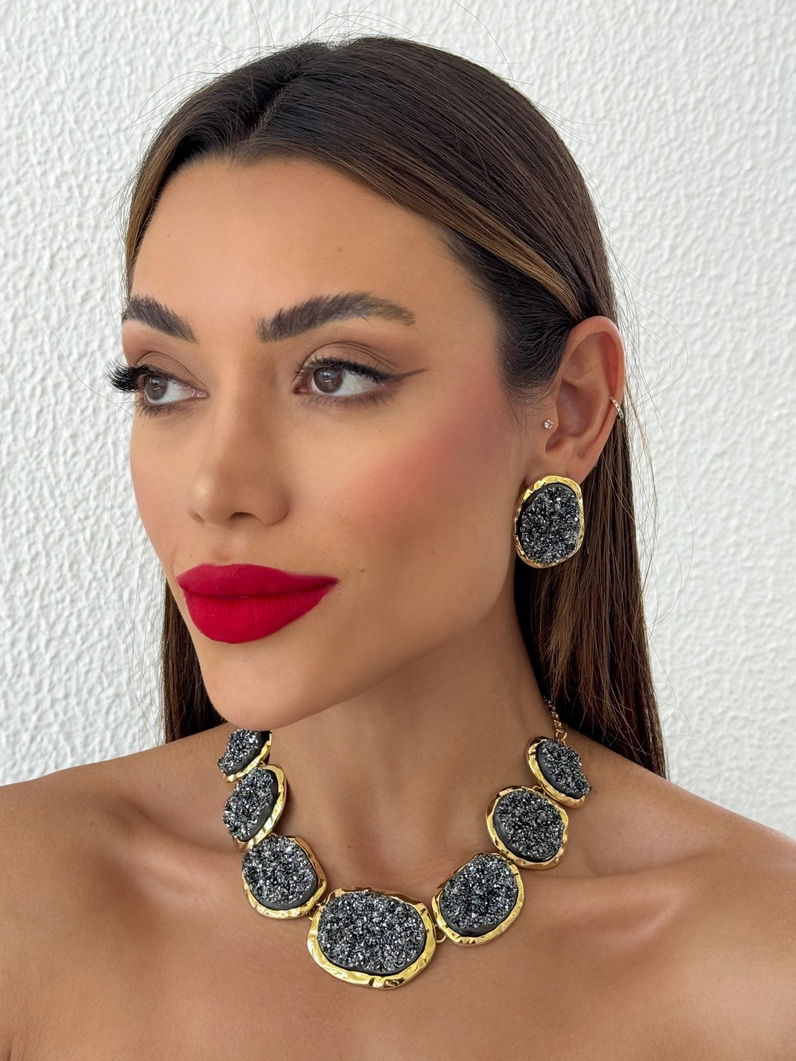 Conjunto Colar e Brinco Folheado a Ouro 18k e Prata Borda Martelado Com Cristal Preto