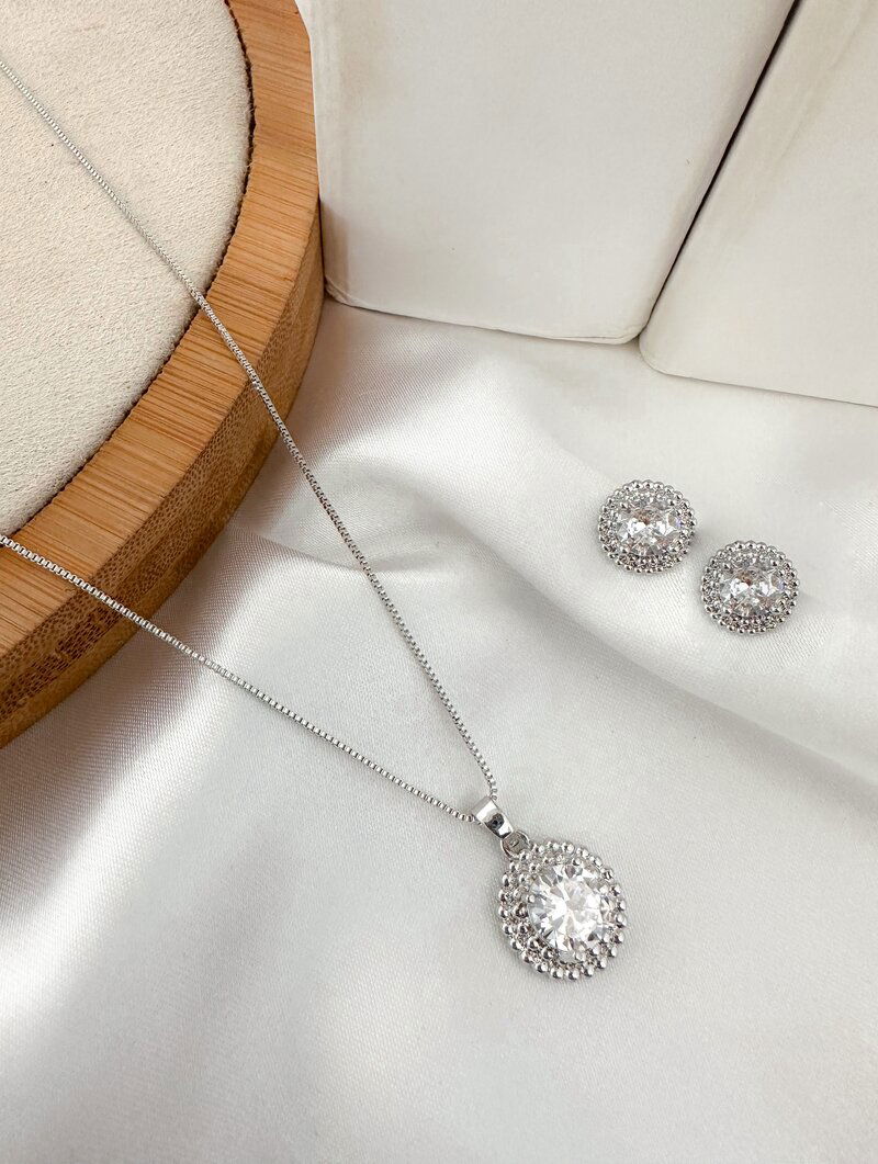 Conjunto Colar e Brinco Folheado a Ouro 18k e Prata Circulo Trabalhado com Zircônia Central