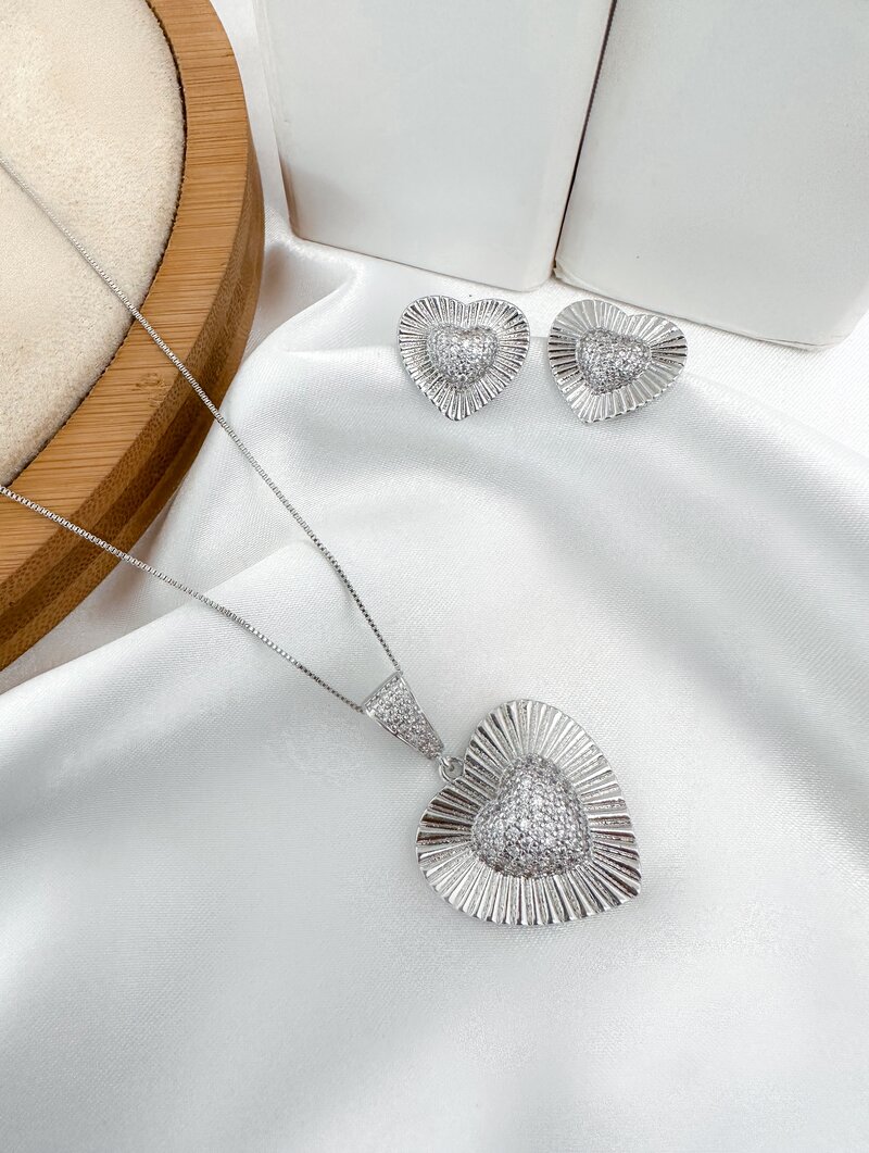 Conjunto Colar e Brinco Folheado a Ouro 18k e Prata Coração com Centro Cravejado
