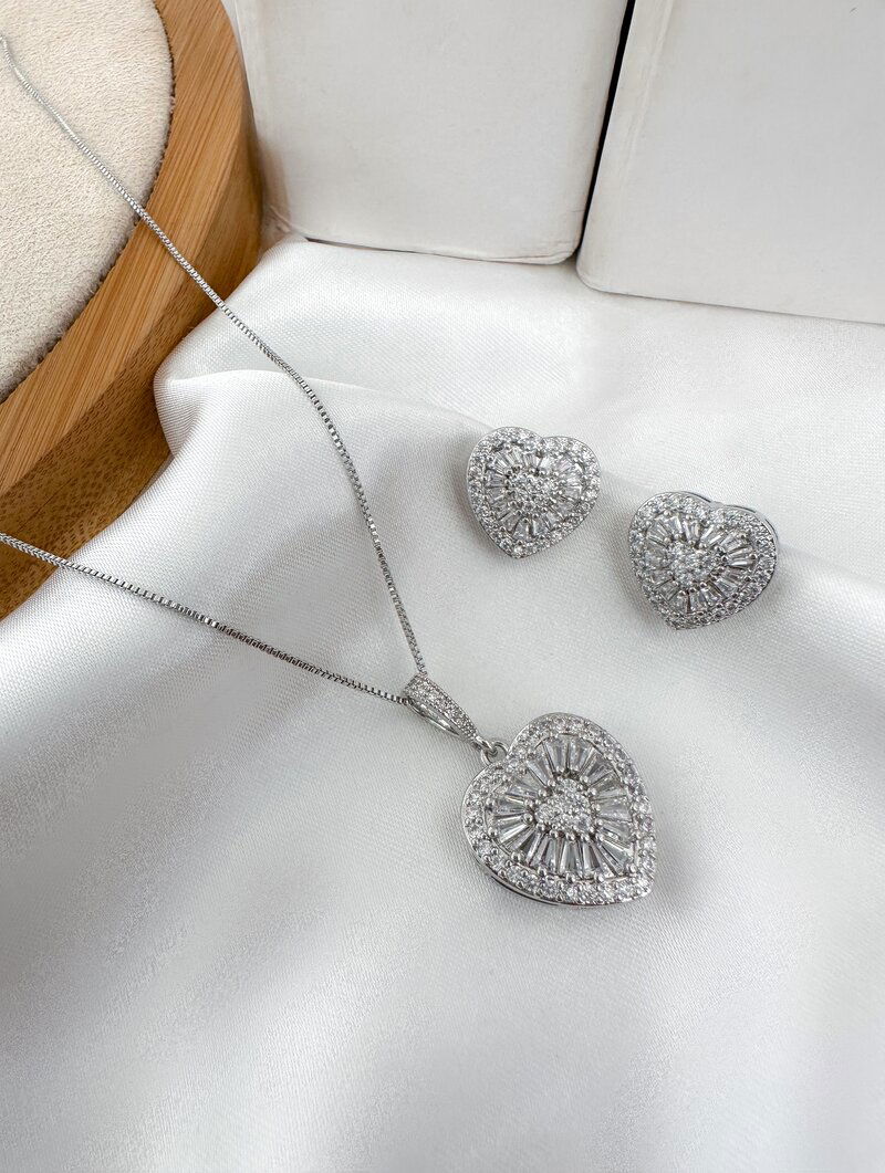 Conjunto Colar e Brinco Folheado a Ouro 18k e Prata Coração com Pedraria