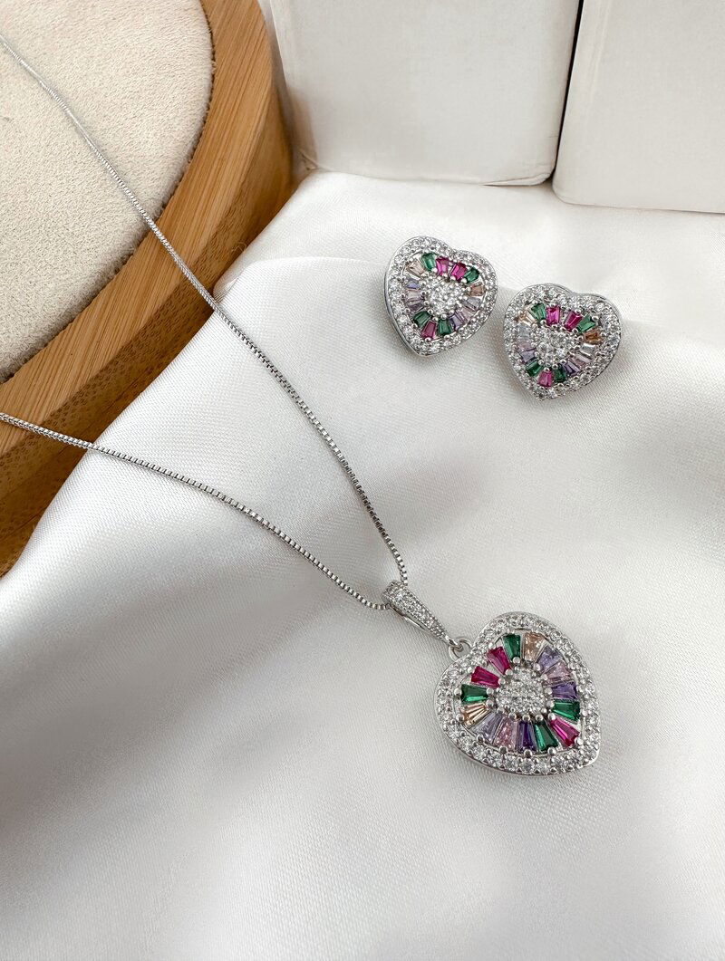 Conjunto Colar e Brinco Folheado a Ouro 18k e Prata Coração com Pedraria