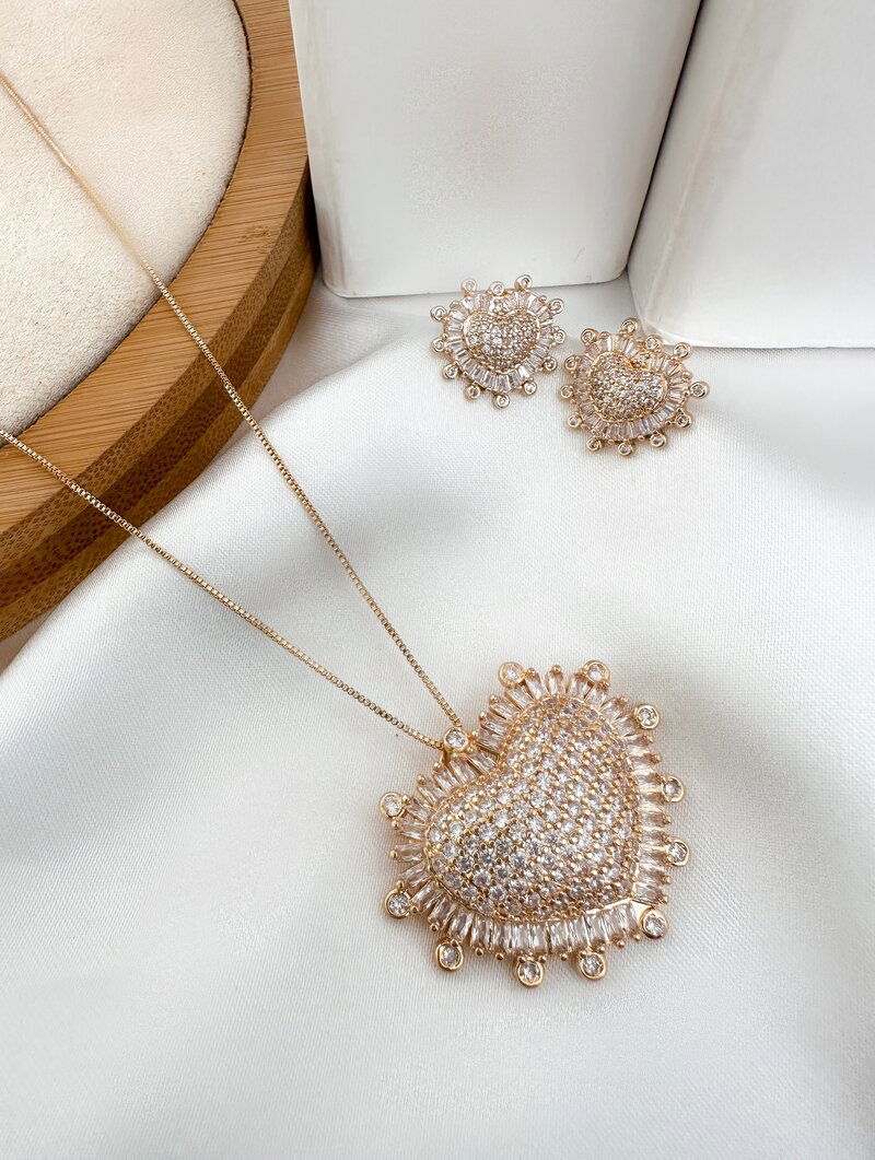 Conjunto Colar e Brinco Folheado a Ouro 18k e Prata Coração Cravejado com Borda de Navetes
