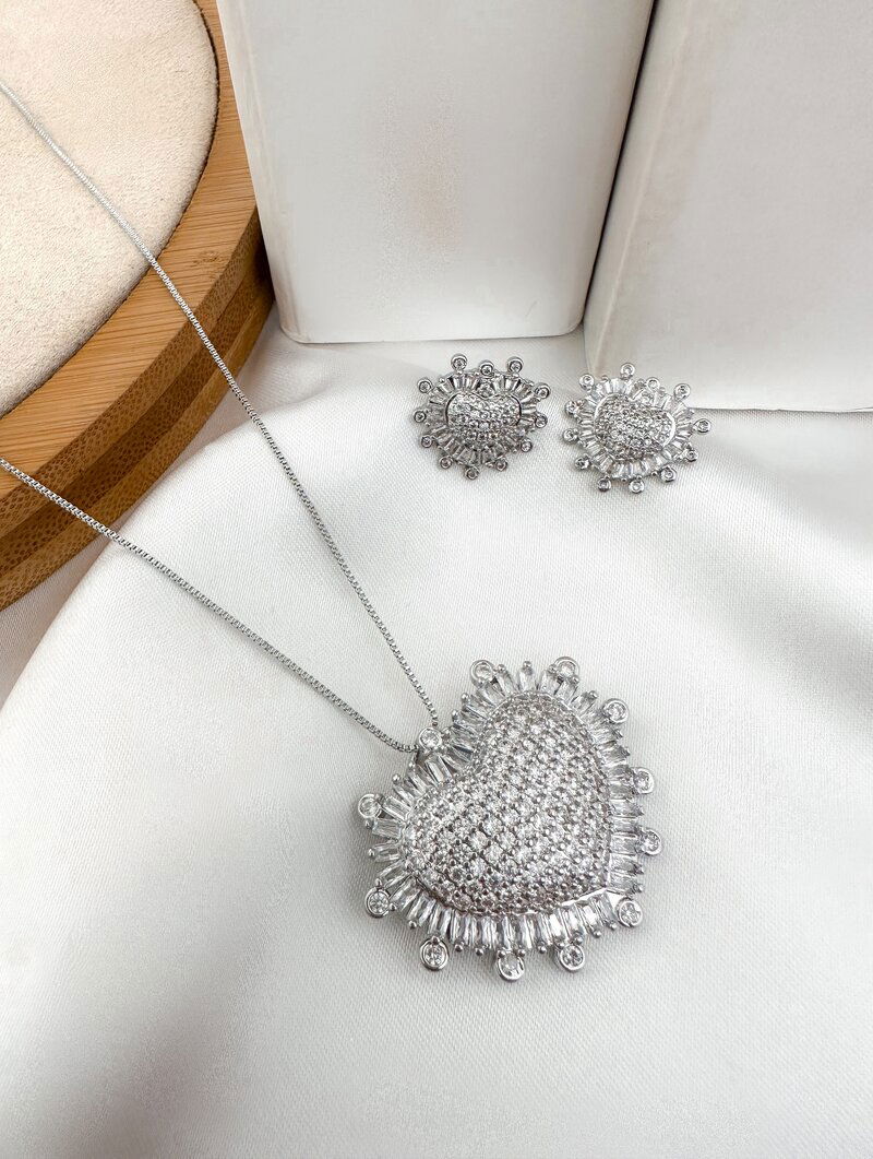 Conjunto Colar e Brinco Folheado a Ouro 18k e Prata Coração Cravejado com Borda de Navetes