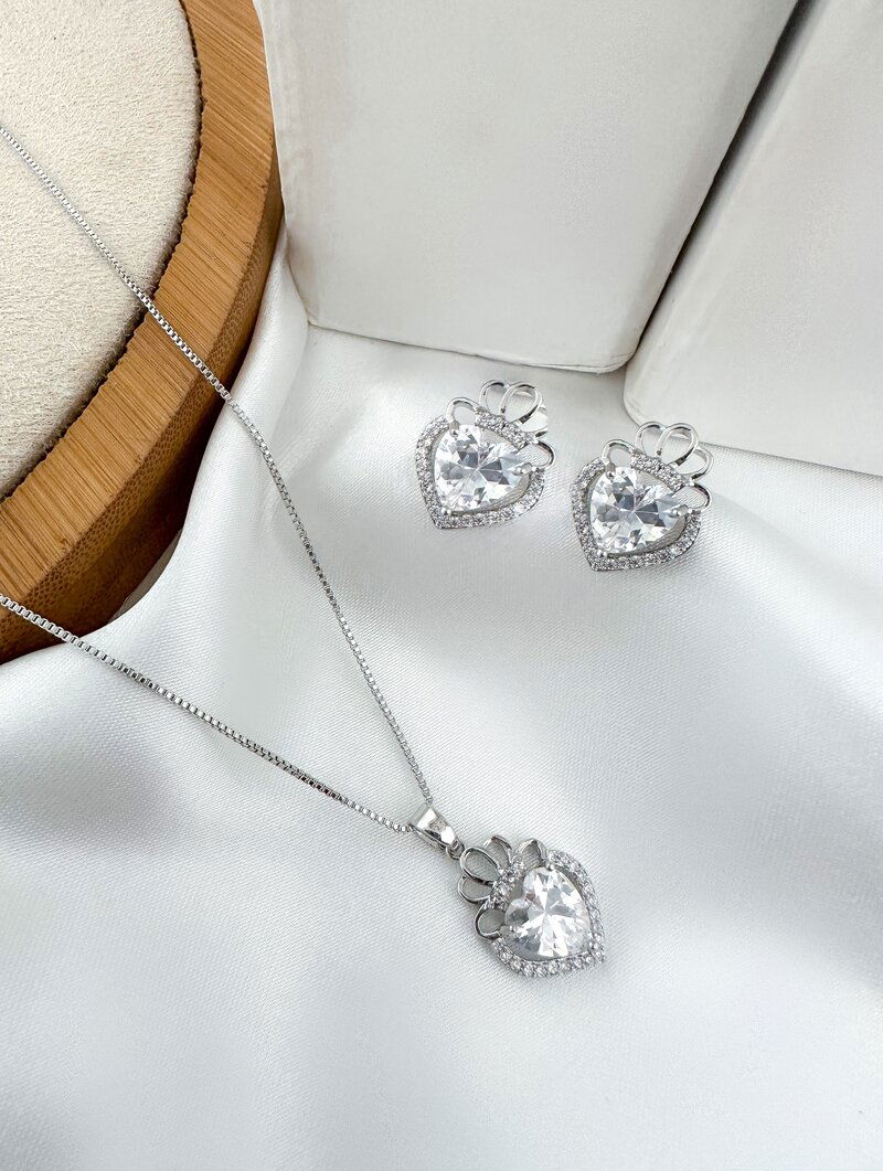 Conjunto Colar e Brinco Folheado a Ouro 18k e Prata Coração Cravejado com Coroa