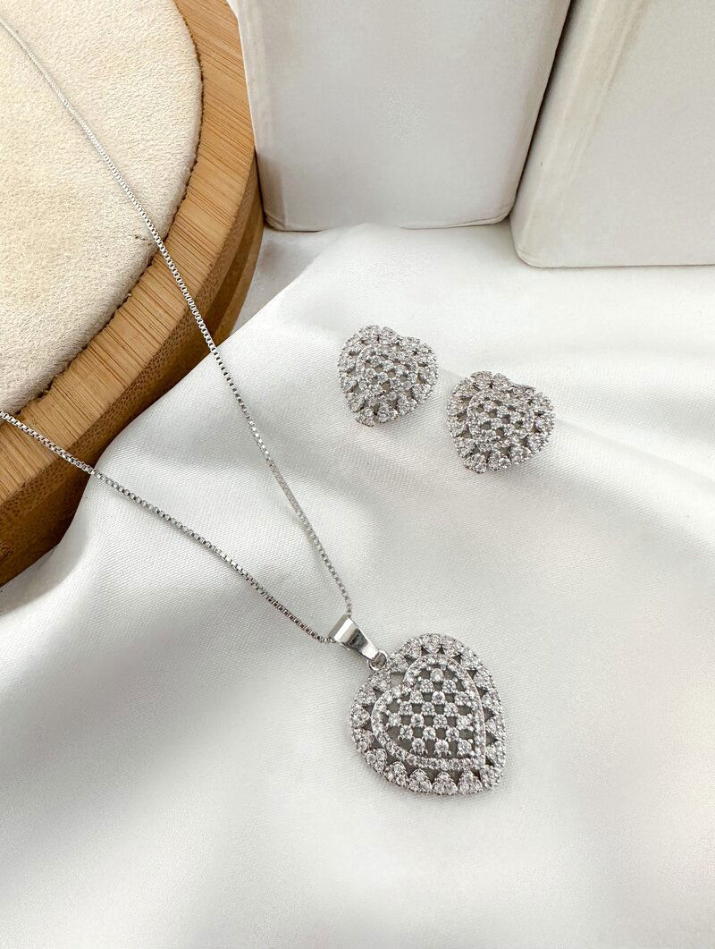 Conjunto Colar e Brinco Folheado a Ouro 18k e Prata Coração Cravejado com Micro Zircônias