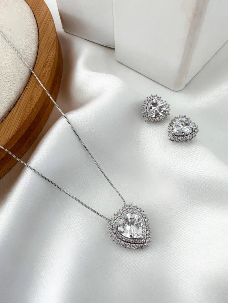Conjunto colar e brinco folheado a ouro 18k e prata coração cravejado com zircônia
