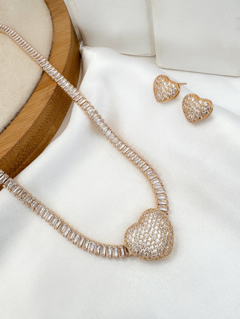 Conjunto Colar e Brinco Folheado a Ouro 18k e Prata Coração Cravejado e Navete