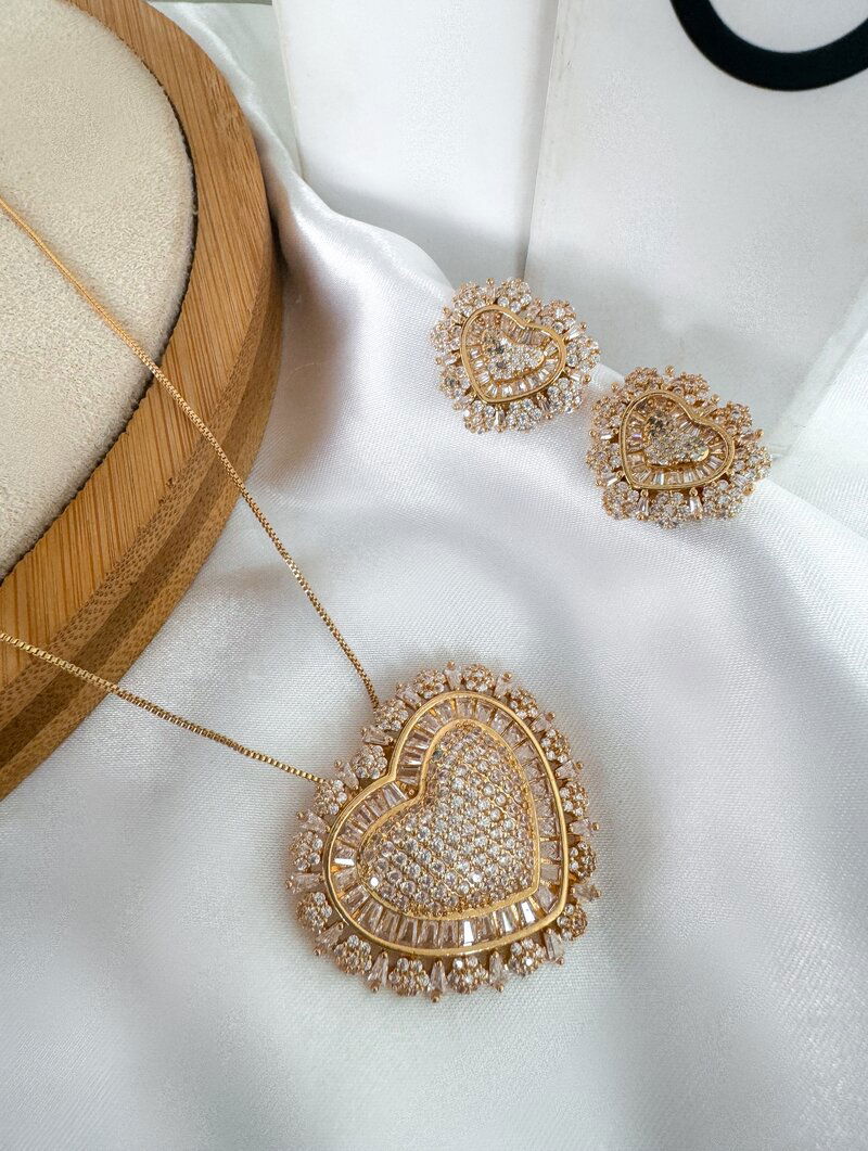 Conjunto Colar e Brinco Folheado a Ouro 18k e Prata Coração Cravejado e Navetes