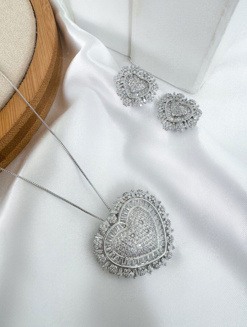 Conjunto Colar e Brinco Folheado a Ouro 18k e Prata Coração Cravejado e Navetes