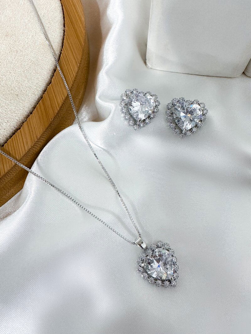 Conjunto Colar e Brinco Folheado a Ouro 18k e Prata Coração de Zircônia com Borda Cravejada