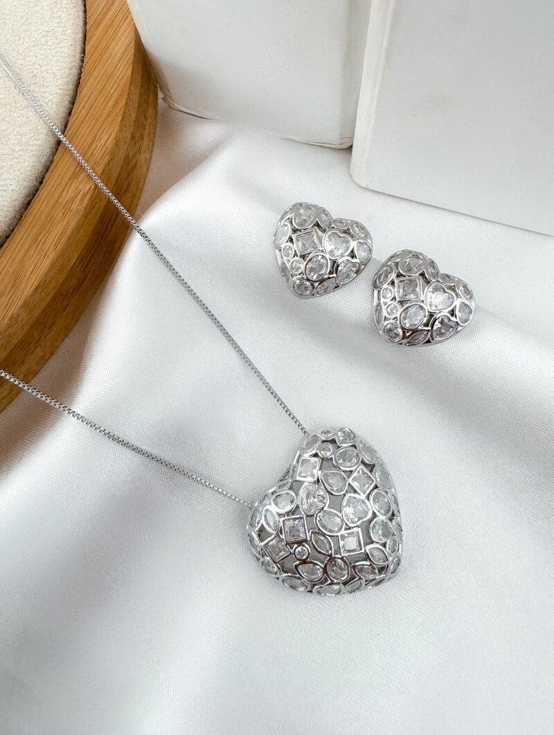 Conjunto Colar e Brinco Folheado a Ouro 18k e Prata Coração Vazado com Zircônias