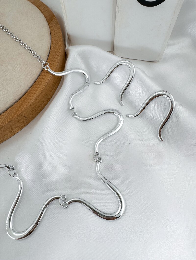 Conjunto Colar e Brinco Folheado a Ouro 18k e Prata Fio Ondulado Liso