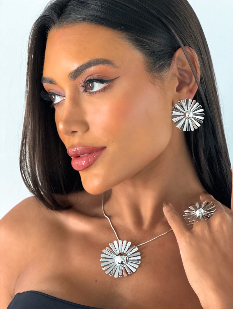 conjunto colar e brinco folheado a ouro 18k e prata flor com botton liso