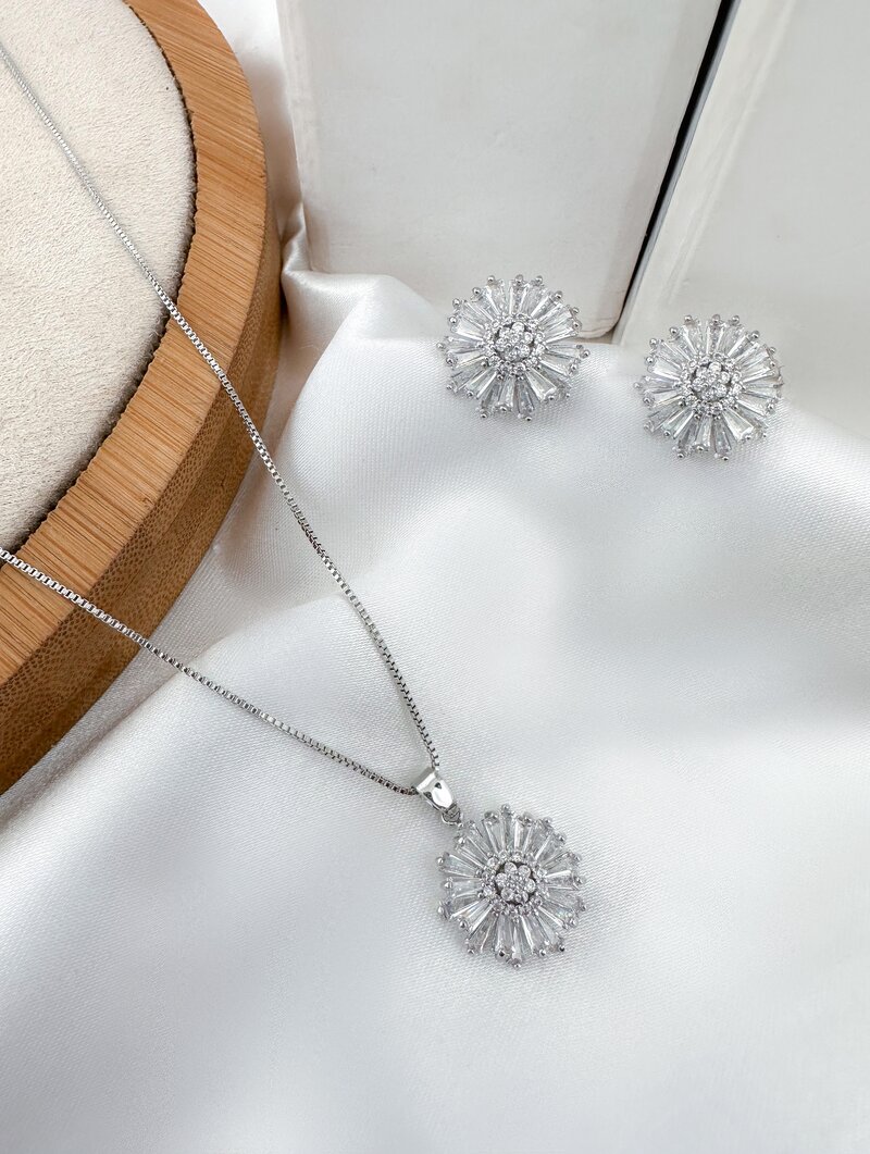 Conjunto Colar e Brinco Folheado a Ouro 18k e Prata Flor com Navetes