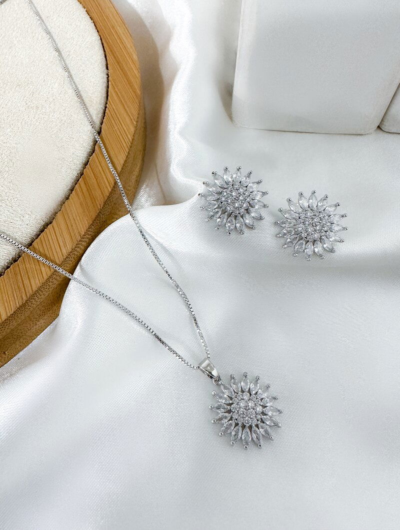 Conjunto Colar e Brinco Folheado a Ouro 18k e Prata Flor com Zircônias