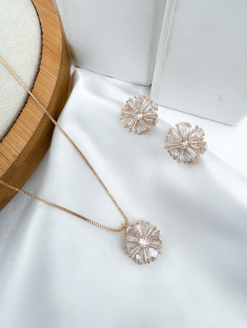Conjunto Colar e Brinco Folheado a Ouro 18k e Prata Flor de Navetes