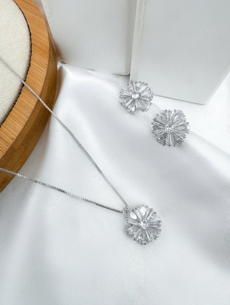 Conjunto Colar e Brinco Folheado a Ouro 18k e Prata Flor de Navetes