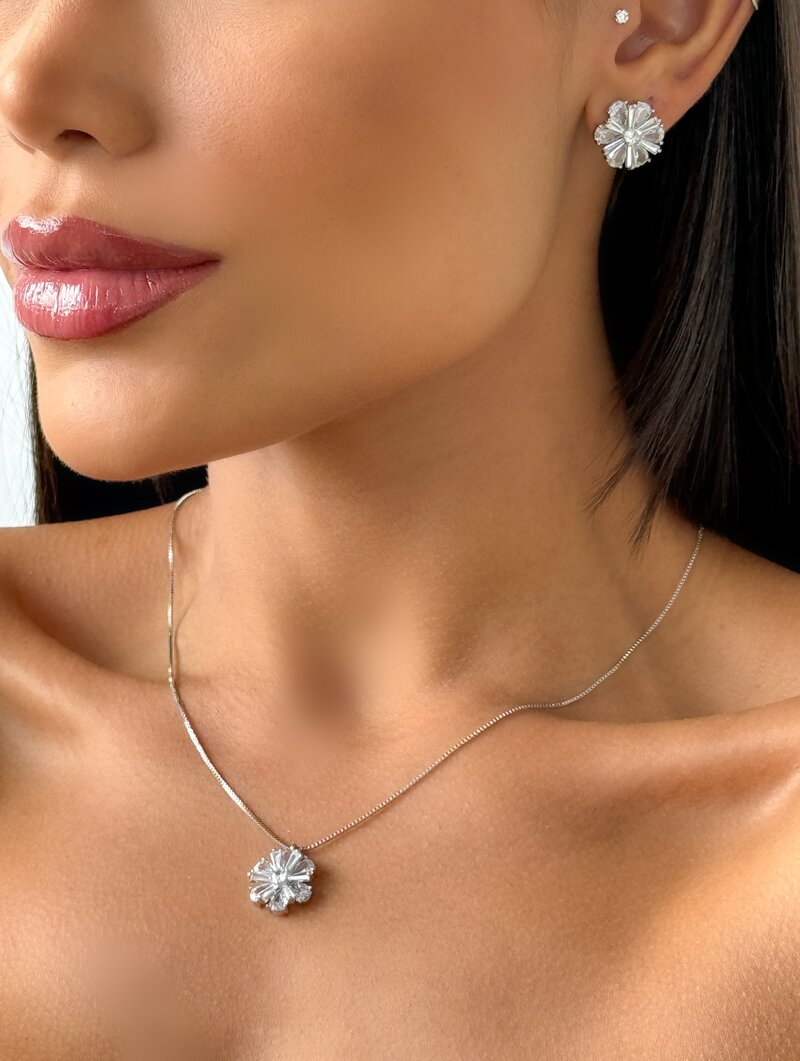 Conjunto Colar e Brinco Folheado a Ouro 18k e Prata Flor de Navetes
