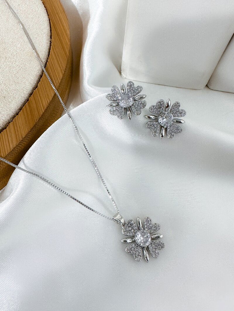 Conjunto Colar e Brinco Folheado a Ouro 18k e Prata Flor de Zircônia com Pétalas Cravejadas