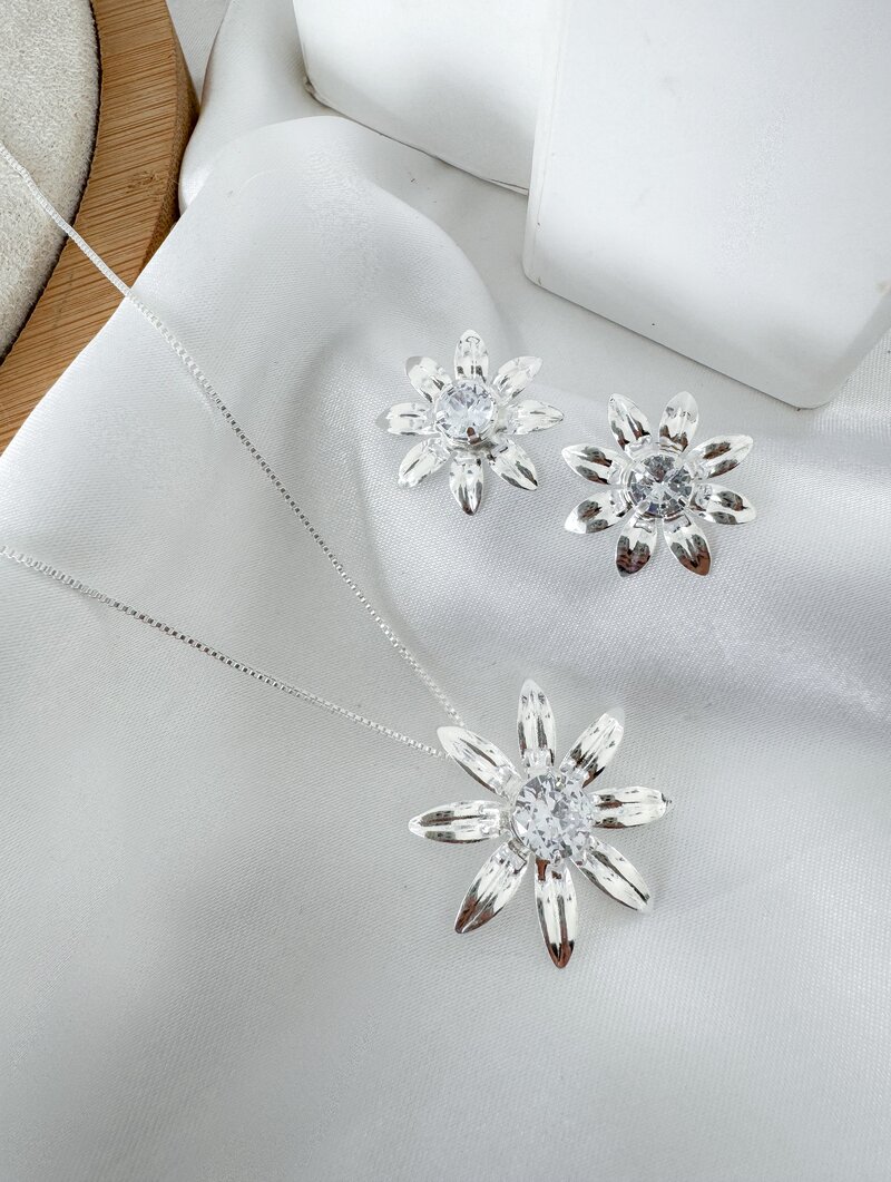 Conjunto Colar e Brinco Folheado a Ouro 18k e Prata Flor Pétalas com Zircônia Centtral