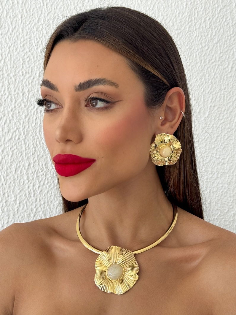 Conjunto Colar e Brinco Folheado a Ouro 18k e Prata Flor Texturizada com Pedras