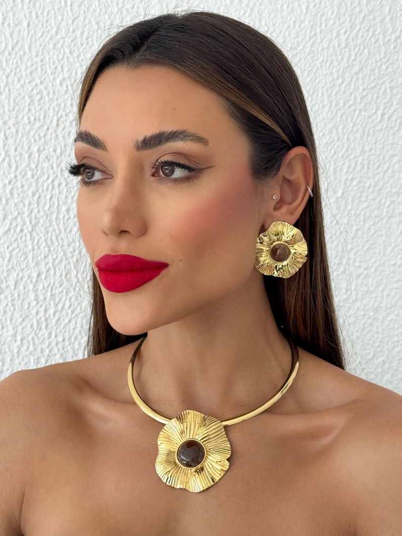 Conjunto Colar e Brinco Folheado a Ouro 18k e Prata Flor Texturizada com Pedras