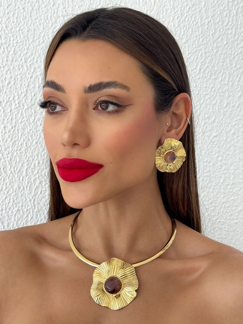 Conjunto Colar e Brinco Folheado a Ouro 18k e Prata Flor Texturizada com Pedras