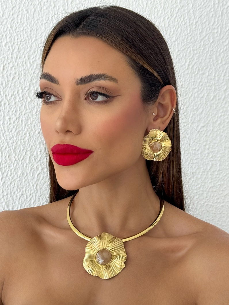 Conjunto Colar e Brinco Folheado a Ouro 18k e Prata Flor Texturizada com Pedras