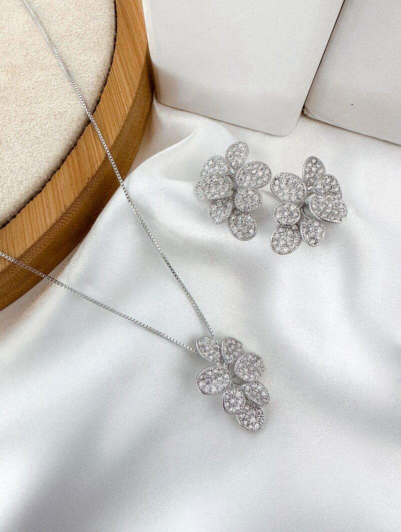 Conjunto Colar e Brinco Folheado a Ouro 18k e Prata Folha Cravejada